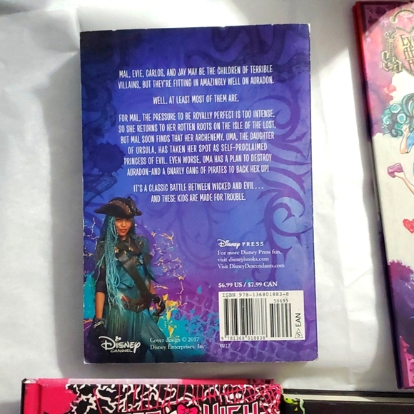 :  lot of 5 books , 1 descendants 2 PB , 2HC monster high & 2HC ever after high - Picture 3 of 16